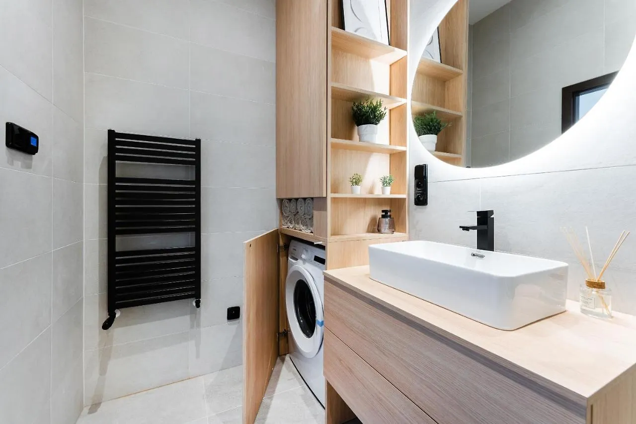 Spacious Apartment Near Prague Center