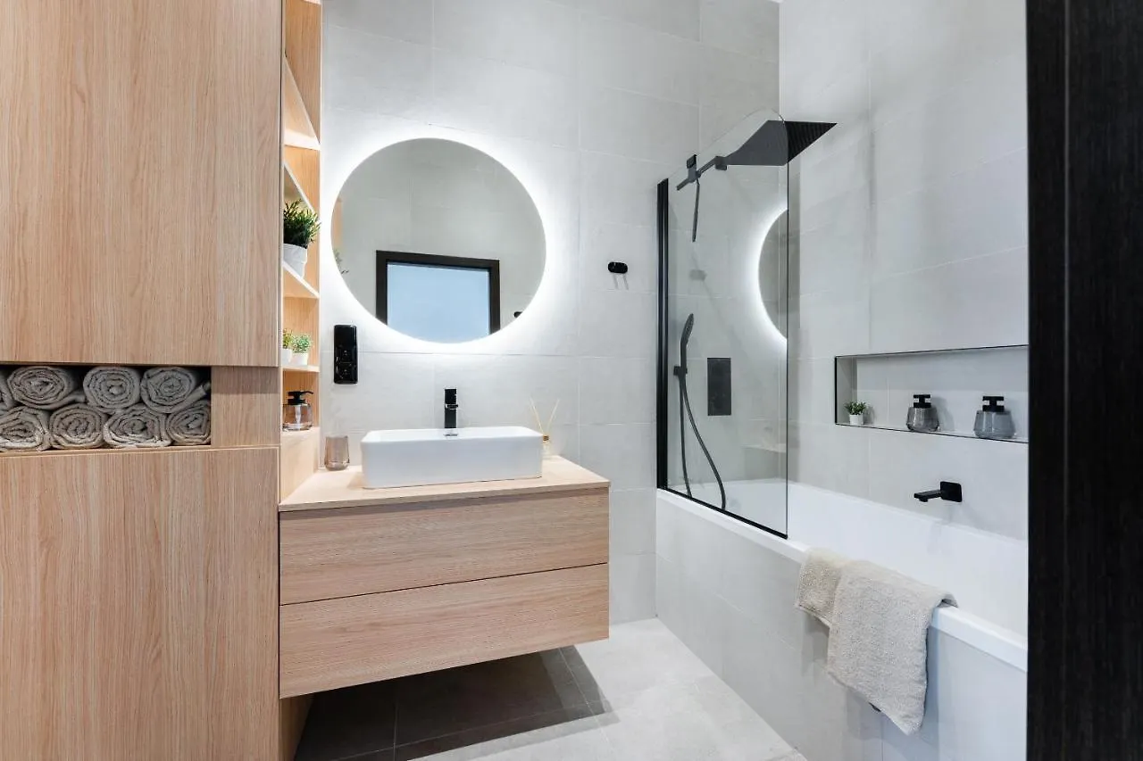 Spacious Apartment Near Prague Center