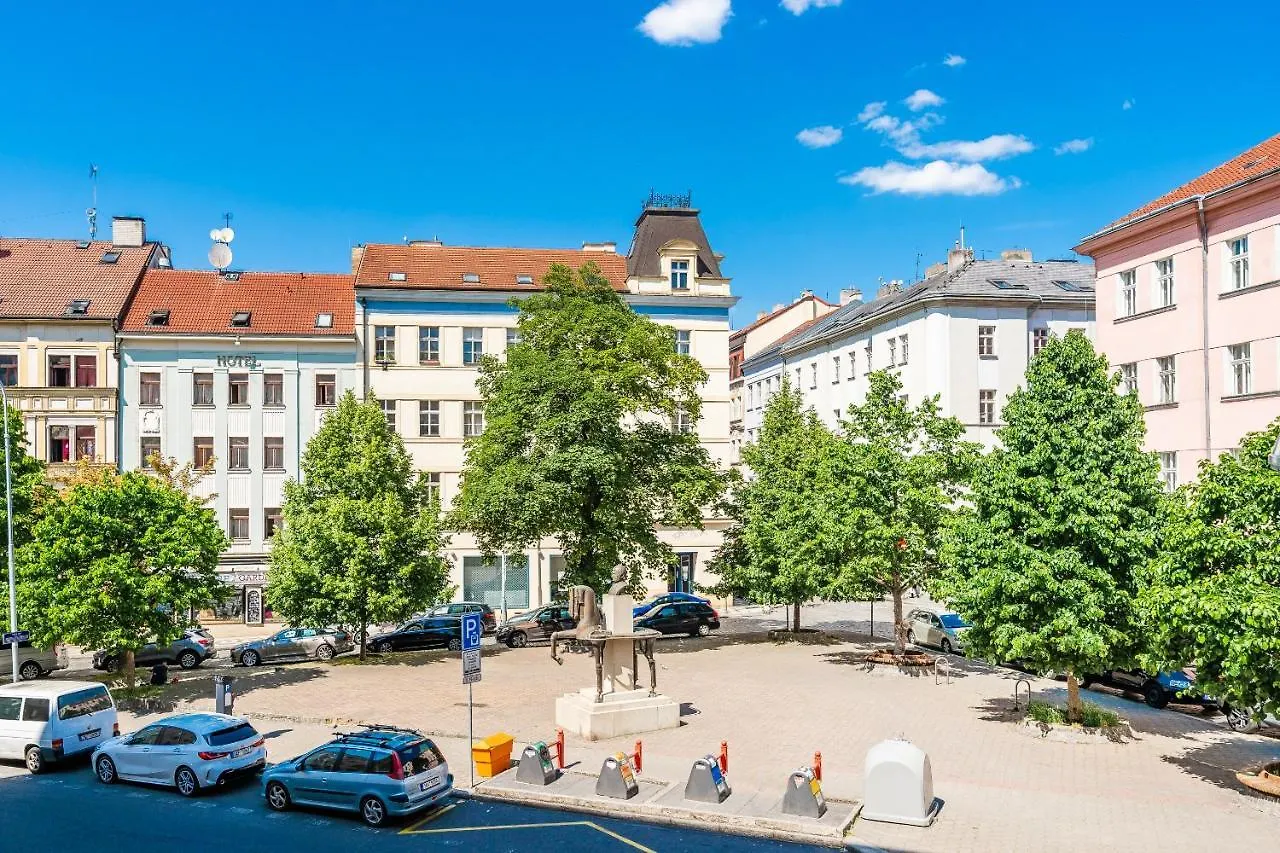 Spacious Apartment Near Prague Center